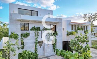 Casa en Venta en Cancún en Residencial Losantos con 3 Recámaras y Alberca