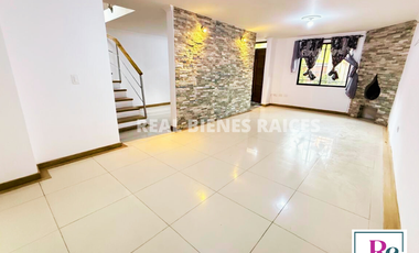 ¡Se vende hermosa casa en unidad abierta!