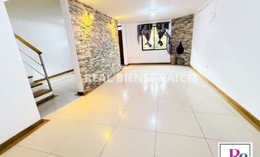 ¡Se vende hermosa casa en unidad abierta!