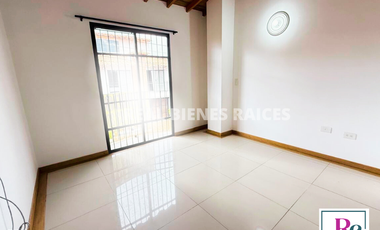¡Se vende hermosa casa en unidad abierta!