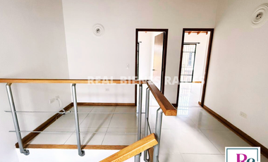 ¡Se vende hermosa casa en unidad abierta!