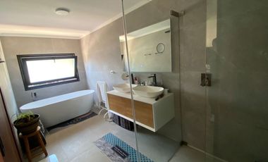 Oportunidad Única.Moderna Casa Remodelada, Buena Conección