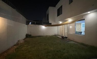 RENTA CASA  CON JARDIN EN FRACCIONAMIENTO PROVINCIA SANTA ELENA , QUERETARO