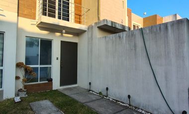 CASA EN VENTA EN PUENTE MORENO, CLUSTER CON ALBERCA, HABITACION PLANTA BAJA