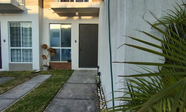 CASA EN VENTA EN PUENTE MORENO, CLUSTER CON ALBERCA, HABITACION PLANTA BAJA