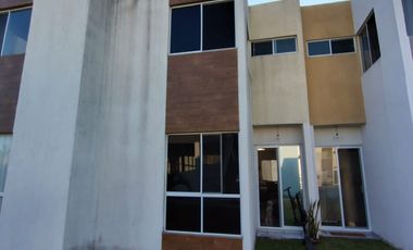 CASA EN VENTA EN PUENTE MORENO, CLUSTER CON ALBERCA, HABITACION PLANTA BAJA