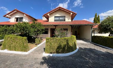 Casa de venta con suite posterior en Valle de los Chillos- sector Playa Chica