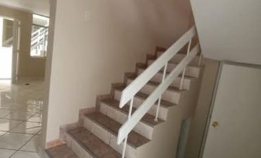 VENTA CASA 2 PISOS EN URB. PRIMAVERA