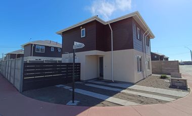 Arriendo Casa Nueva En Condominio Petrel, San Pedro De La Paz