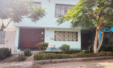 Se Vende Casa A Precio De Terreno Por Remodelar Frente A Parque