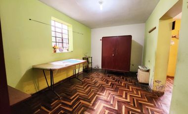Se Vende Casa A Precio De Terreno Por Remodelar Frente A Parque