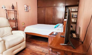Se Vende Casa A Precio De Terreno Por Remodelar Frente A Parque