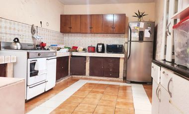 Se Vende Casa A Precio De Terreno Por Remodelar Frente A Parque