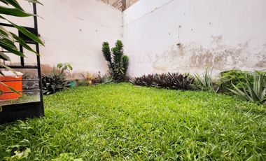 Se Vende Casa A Precio De Terreno Por Remodelar Frente A Parque