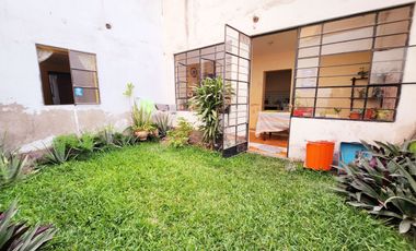 Se Vende Casa A Precio De Terreno Por Remodelar Frente A Parque