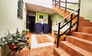 Se Vende Casa A Precio De Terreno Por Remodelar Frente A Parque