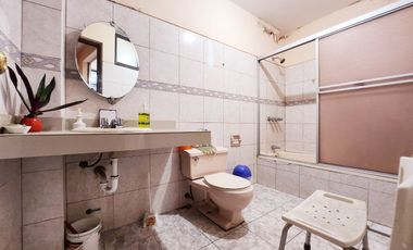 Se Vende Casa A Precio De Terreno Por Remodelar Frente A Parque