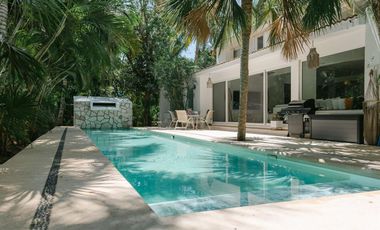 EXCLUSIVA CASA DENTRO DE PUERTO AVENTURAS, CON ACCESO DIRECTO AL CAMPO DE GOLF Y ALBERCA DE 15M