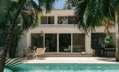 EXCLUSIVA CASA DENTRO DE PUERTO AVENTURAS, CON ACCESO DIRECTO AL CAMPO DE GOLF Y ALBERCA DE 15M
