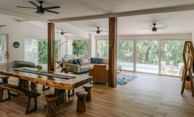 EXCLUSIVA CASA DENTRO DE PUERTO AVENTURAS, CON ACCESO DIRECTO AL CAMPO DE GOLF Y ALBERCA DE 15M