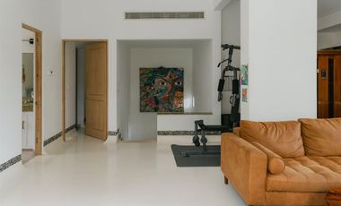 EXCLUSIVA CASA DENTRO DE PUERTO AVENTURAS, CON ACCESO DIRECTO AL CAMPO DE GOLF Y ALBERCA DE 15M