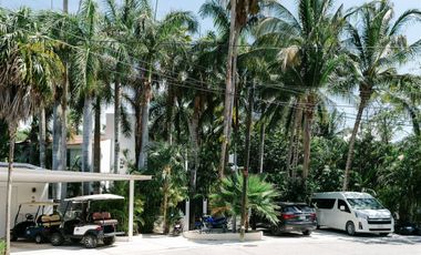 EXCLUSIVA CASA DENTRO DE PUERTO AVENTURAS, CON ACCESO DIRECTO AL CAMPO DE GOLF Y ALBERCA DE 15M