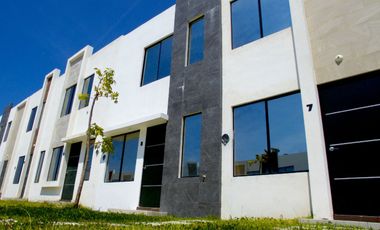 VENDO CASA EN CLÚSTER CON ALBERCA, CASETA DE VIGILANCIA, CANCHA DE FUTBOL Y JUEGOS INFANTILES.