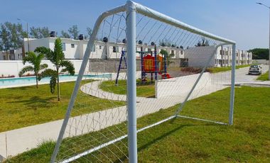 VENDO CASA EN CLÚSTER CON ALBERCA, CASETA DE VIGILANCIA, CANCHA DE FUTBOL Y JUEGOS INFANTILES.