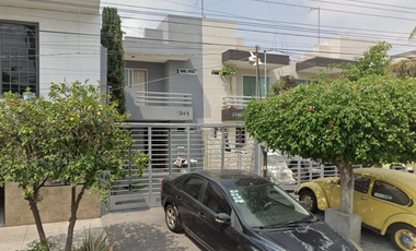 VENDO CASA EN LOMA BONITA, GUADALAJARA JUNTO PLAZA DEL SOL