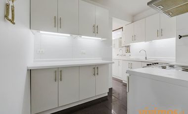 Encantador departamento de 3 dormitorios y 2 baños ubicado en un barrio familiar, cercano a Colegio San Ignacio .