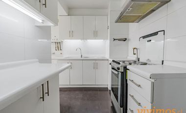 Encantador departamento de 3 dormitorios y 2 baños ubicado en un barrio familiar, cercano a Colegio San Ignacio .