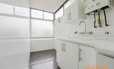Encantador departamento de 3 dormitorios y 2 baños ubicado en un barrio familiar, cercano a Colegio San Ignacio .
