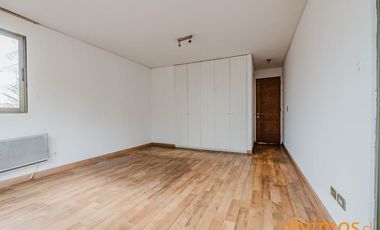 Encantador departamento de 3 dormitorios y 2 baños ubicado en un barrio familiar, cercano a Colegio San Ignacio .
