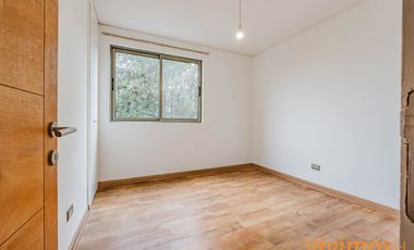 Encantador departamento de 3 dormitorios y 2 baños ubicado en un barrio familiar, cercano a Colegio San Ignacio .