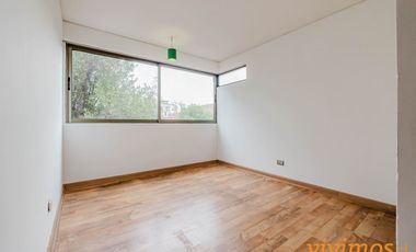 Encantador departamento de 3 dormitorios y 2 baños ubicado en un barrio familiar, cercano a Colegio San Ignacio .