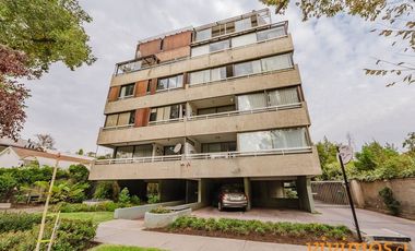 Encantador departamento de 3 dormitorios y 2 baños ubicado en un barrio familiar, cercano a Colegio San Ignacio .