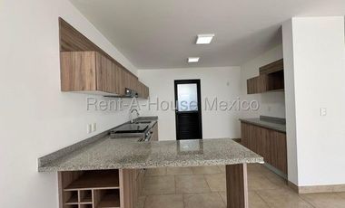 VENTA. Juriquilla - Casa con amenidades, estudio, 3 recámaras