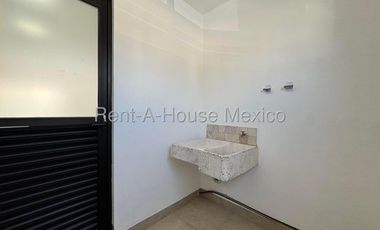 VENTA. Juriquilla - Casa con amenidades, estudio, 3 recámaras