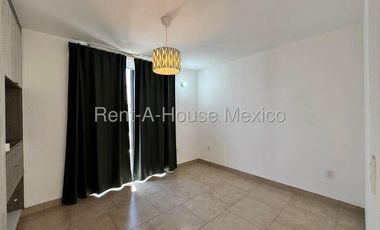 VENTA. Juriquilla - Casa con amenidades, estudio, 3 recámaras