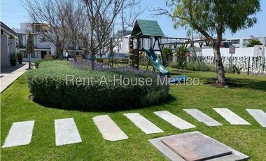VENTA. Juriquilla - Casa con amenidades, estudio, 3 recámaras
