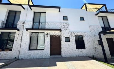 VENTA - Juriquilla, Casa con 3 recámaras, amenidades, estudio