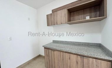 VENTA - Juriquilla, Casa con 3 recámaras, amenidades, estudio