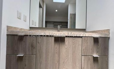 VENTA - Juriquilla, Casa con 3 recámaras, amenidades, estudio