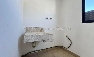 VENTA - Juriquilla, Casa con 3 recámaras, amenidades, estudio