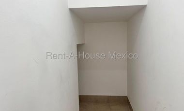VENTA - Juriquilla, Casa con 3 recámaras, amenidades, estudio