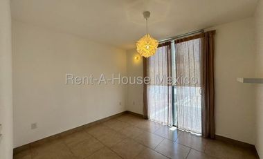 VENTA - Juriquilla, Casa con 3 recámaras, amenidades, estudio