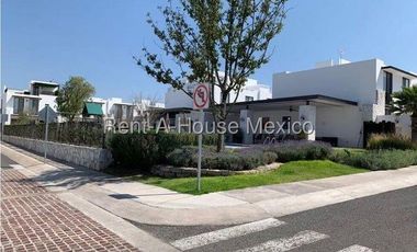 VENTA - Juriquilla, Casa con 3 recámaras, amenidades, estudio