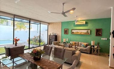 Casa en venta de 4 recámaras en Mérida con alberca en privada residencial