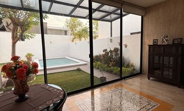 Casa en venta de 4 recámaras en Mérida con alberca en privada residencial