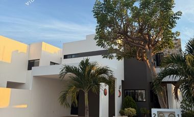 Casa en venta de 4 recámaras en Mérida con alberca en privada residencial